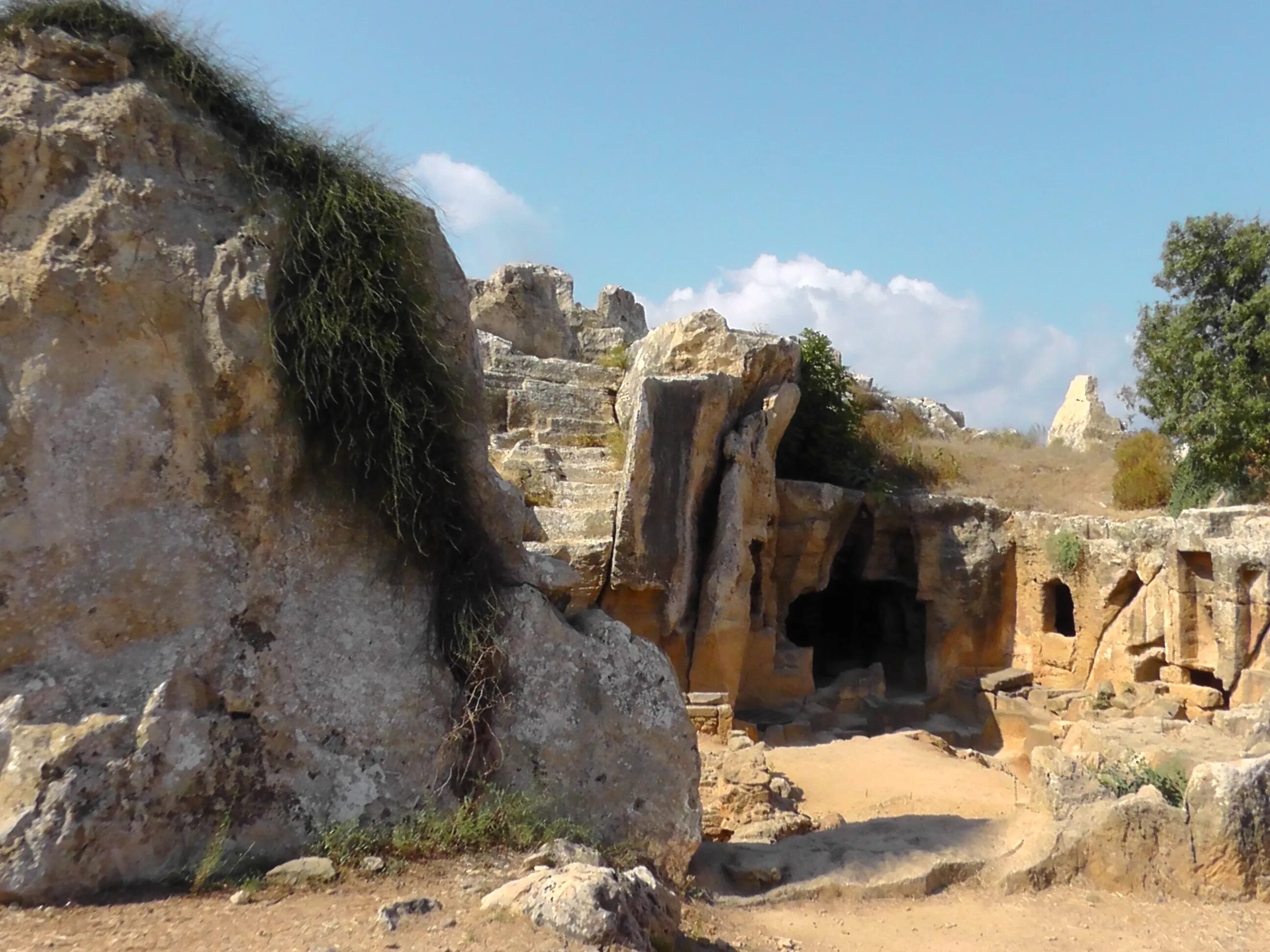 Ancient island. Развалины Макронисос Кипр. Остров Макронисос Греция. Каменные гробницы Макронисоса. Древние острова.