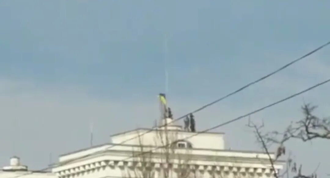Какой царь указал поднимать флаг над зданиями. В 2014 году поднял российский флаг над администрацией харькова.