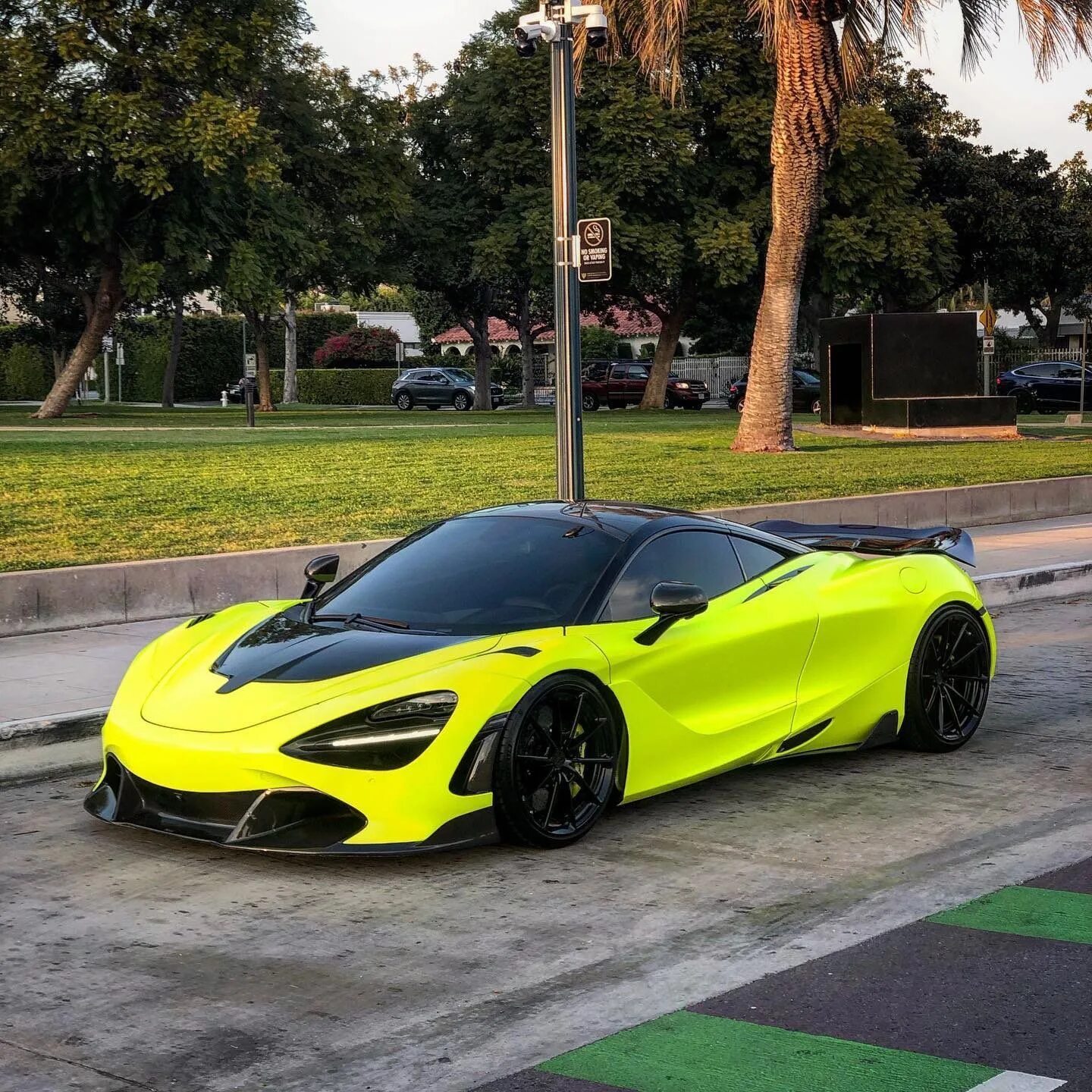 Макларен 720s цена. Макларен 720s. MCLAREN 720s. MCLAREN 720s желтый. Макларен 720.