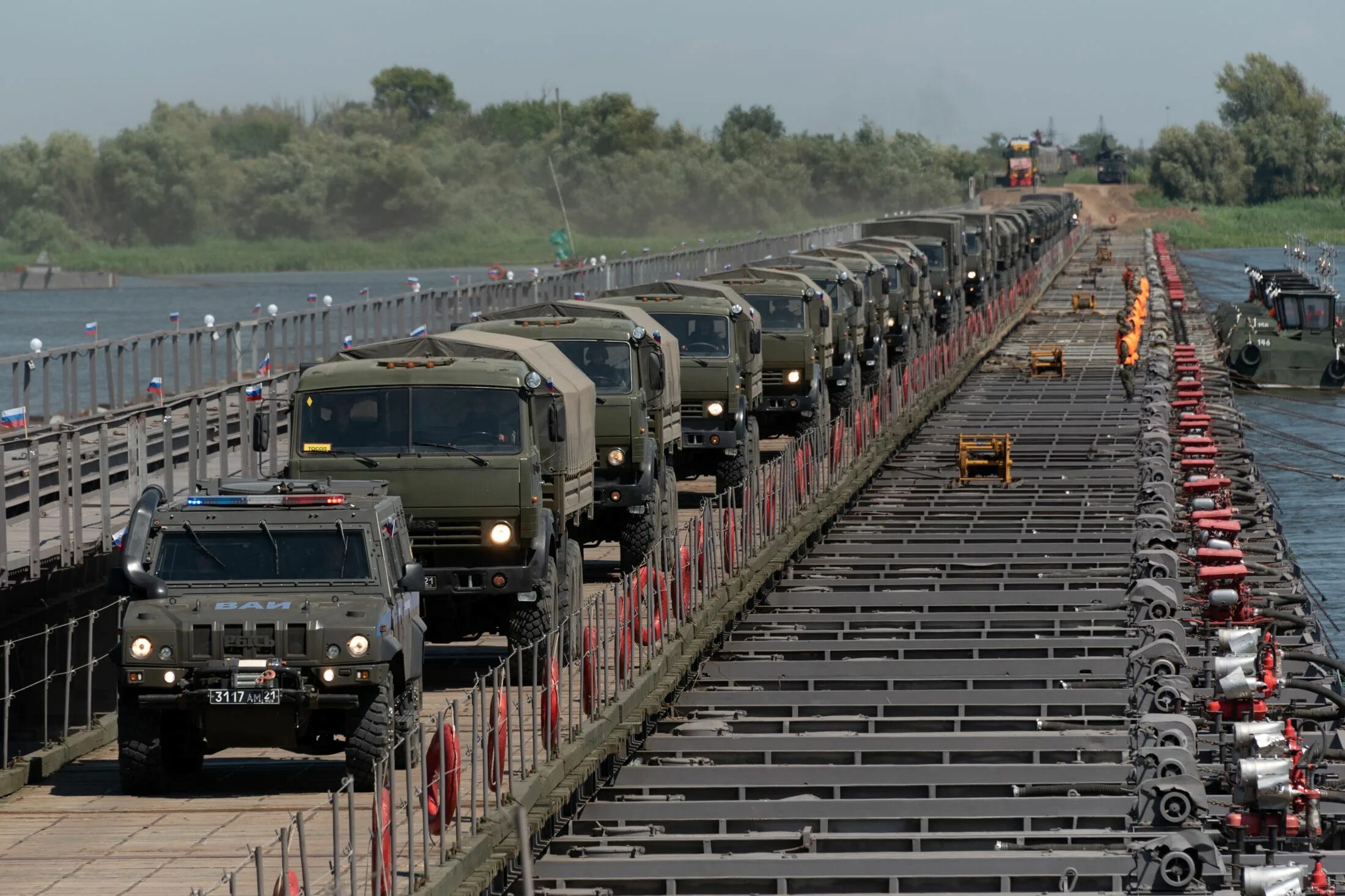 Через военный. Мост нжм 56 Астрахань. ЖД Понтонный мост военный. Учения Астрахань 2020. Понтонеры учения Астрахань 2020.