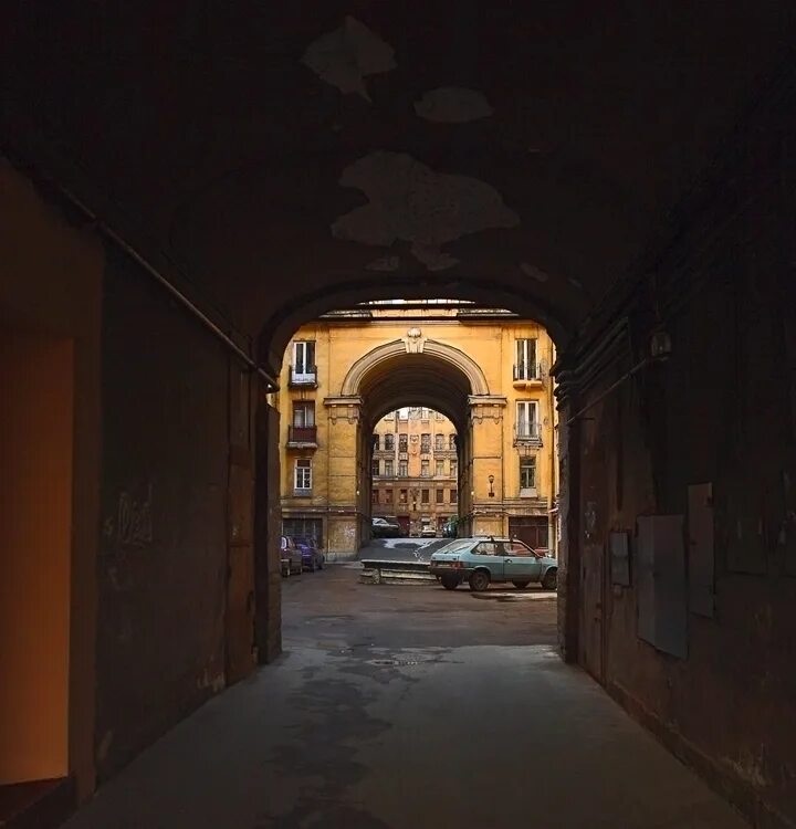 Выход со двора. Выход со двора. Вход со двора. Выход со двора. 28 стр.