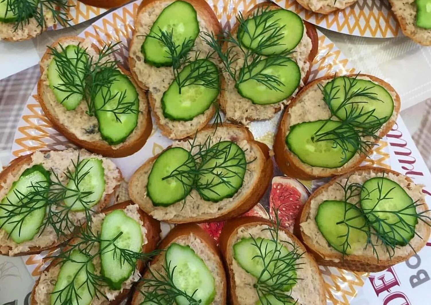 Бутерброды с горбушей и сыром. Бутерброды из лосося. Бутерброды с красной рыбой. Бутерброды с красной рыбой. Бутерброды с крем фиш.