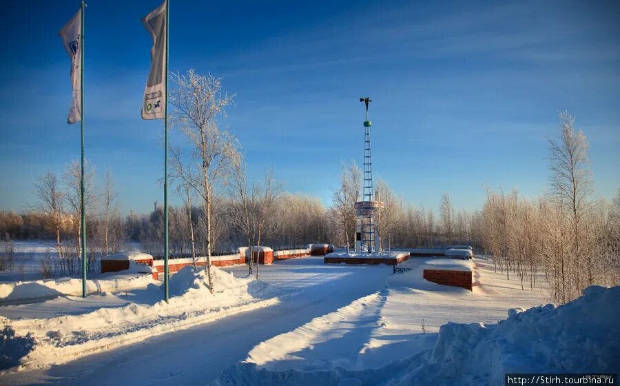 Памятник алёша в нижневартовске. Озеро самотлор нижневартовск. Новости самотлора нижневартовска. Первая скважина новый уренгой. Памятник покорителям самотлора.