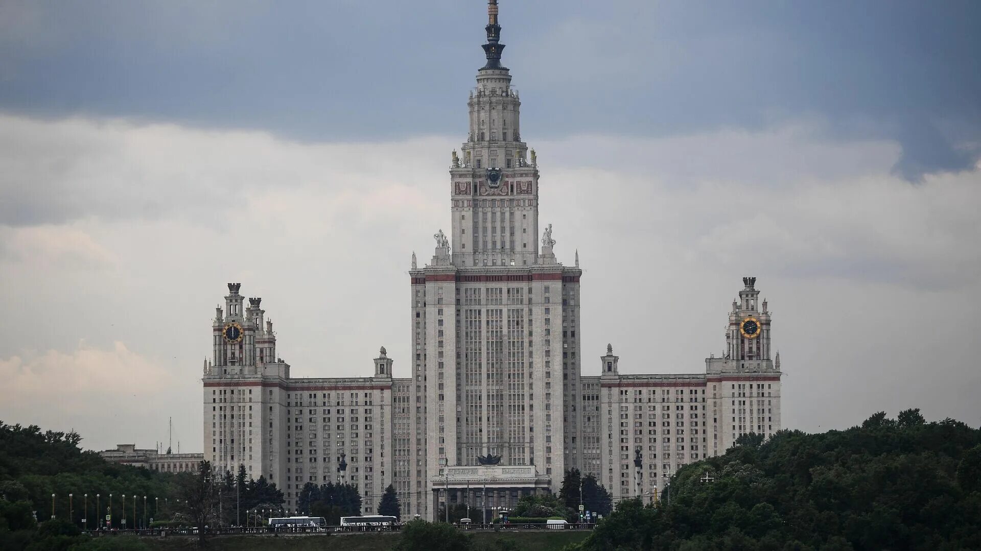 Стиль мгу. Московский государственный университет имени м.в.Ломоносова，МГУ. Сталинский Ампир главное здание МГУ. 1953 — В Москве на Ленинских горах открыто высотное здание МГУ.. Университет МГУ здание.