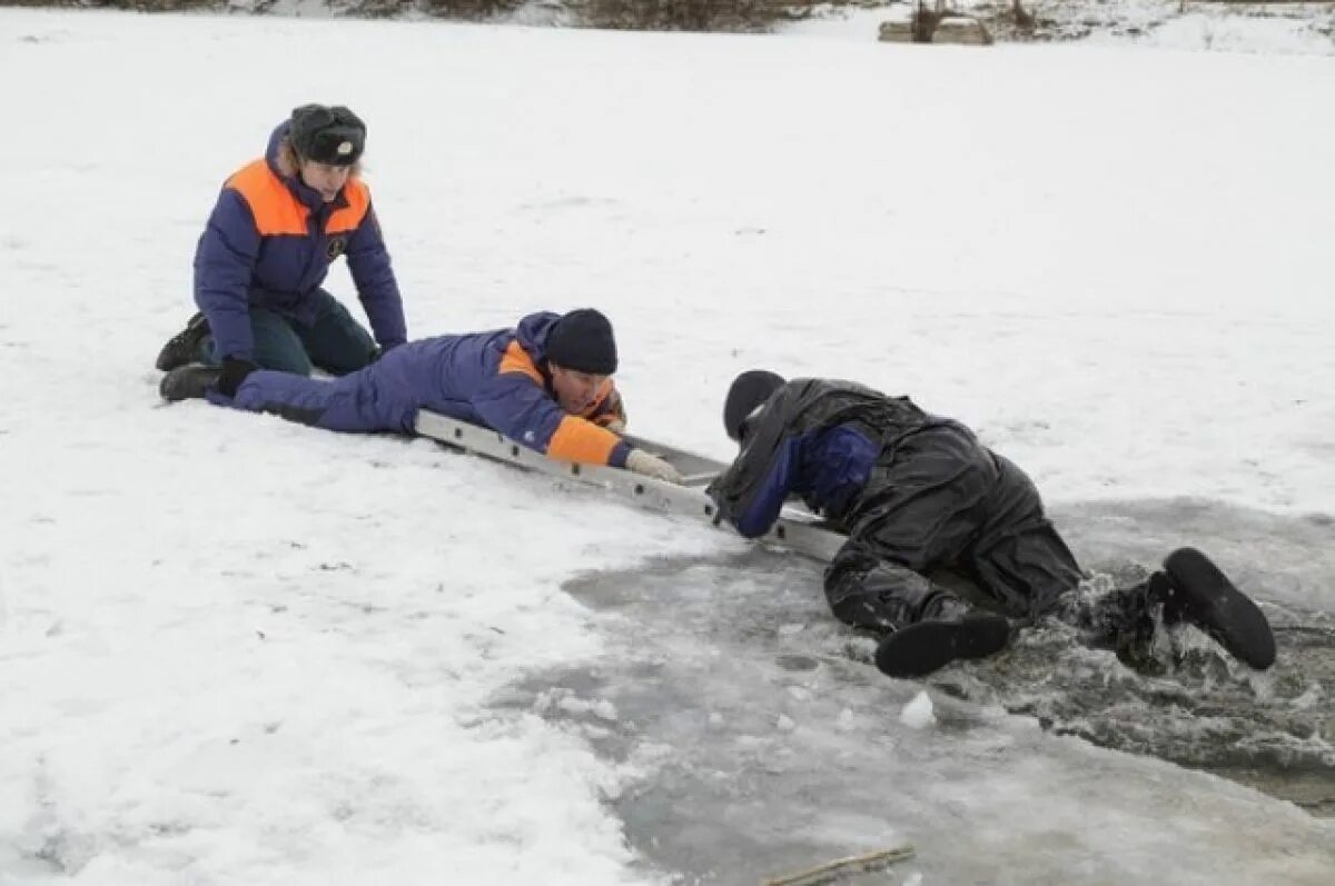 Спасение человека провалившегося под лед. Спасение утопающих на льду.