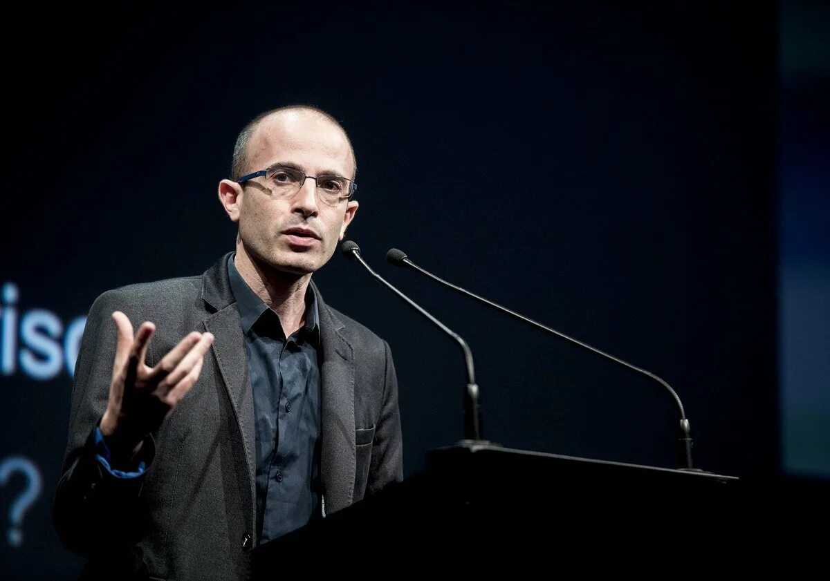 Noah harari. Юваль харари нексус. Юваль харари. Юваль ной харари с мужем. Юваль харари нексус.