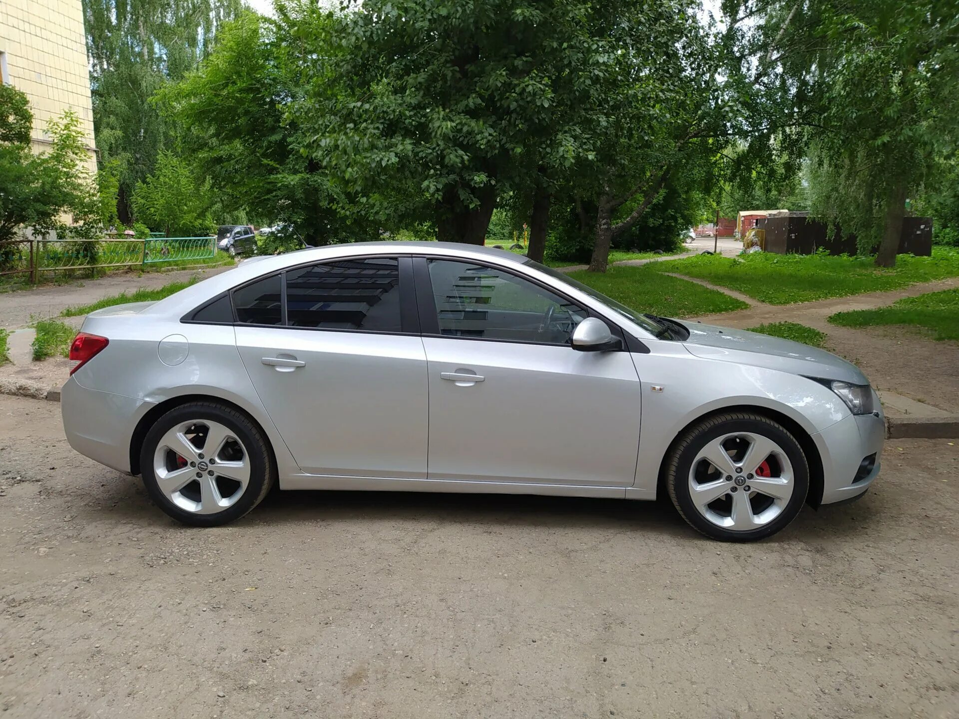 Шевроле круз хэтчбек r17. Литье на шевроле круз r16. Диски шевроле круз r17 оригинал. Шевроле круз диски оригинал. Шевроле круз диски оригинал.