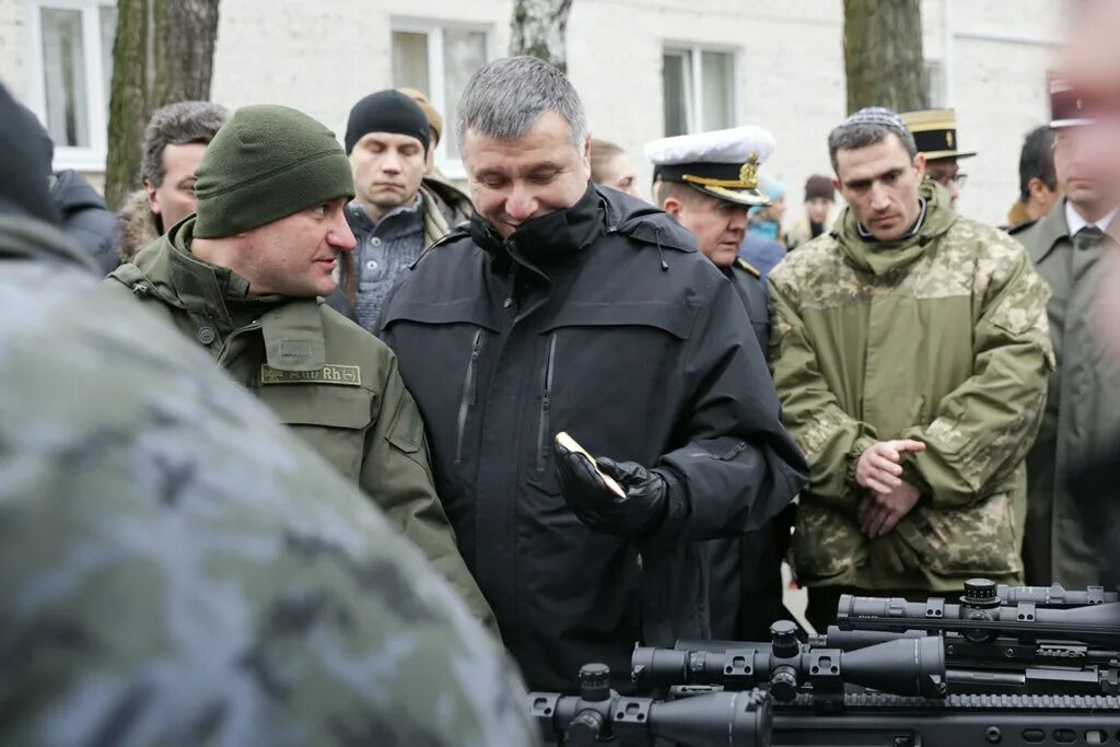 Турчинов аваков яценюк. Аваков с оружием. Арсен аваков в центре событий твц. Турчинов посетил изюм. Где сейчас аваков и турчинов.
