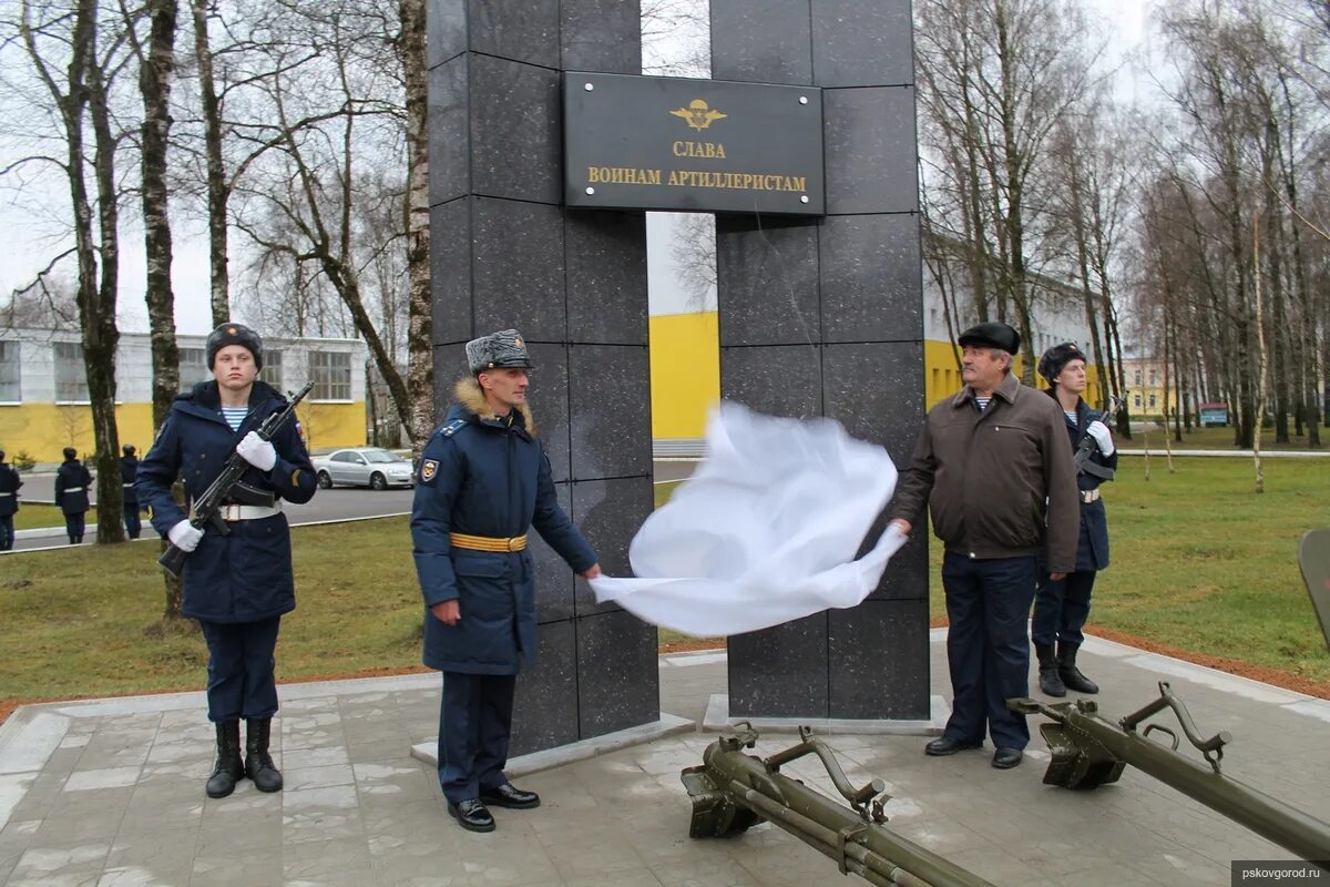 1140 Гвардейский артиллерийский полк. 1140 Артиллерийский полк ВДВ Псков. 1140-Й Гвардейский артиллерийский дважды Краснознамённый полк. Командир 1140 артиллерийского полка ВДВ.