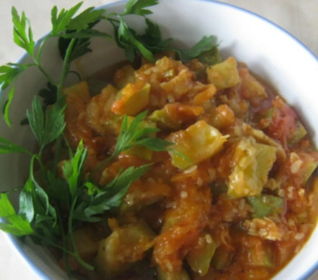 Кабачок с фаршем и рисом на сковородке. Рис с кабачками. Рагу с фаршем и кабачками. Жареная капуста на сковороде с луком и фаршем морковью. Тушеные кабачки с рисом.