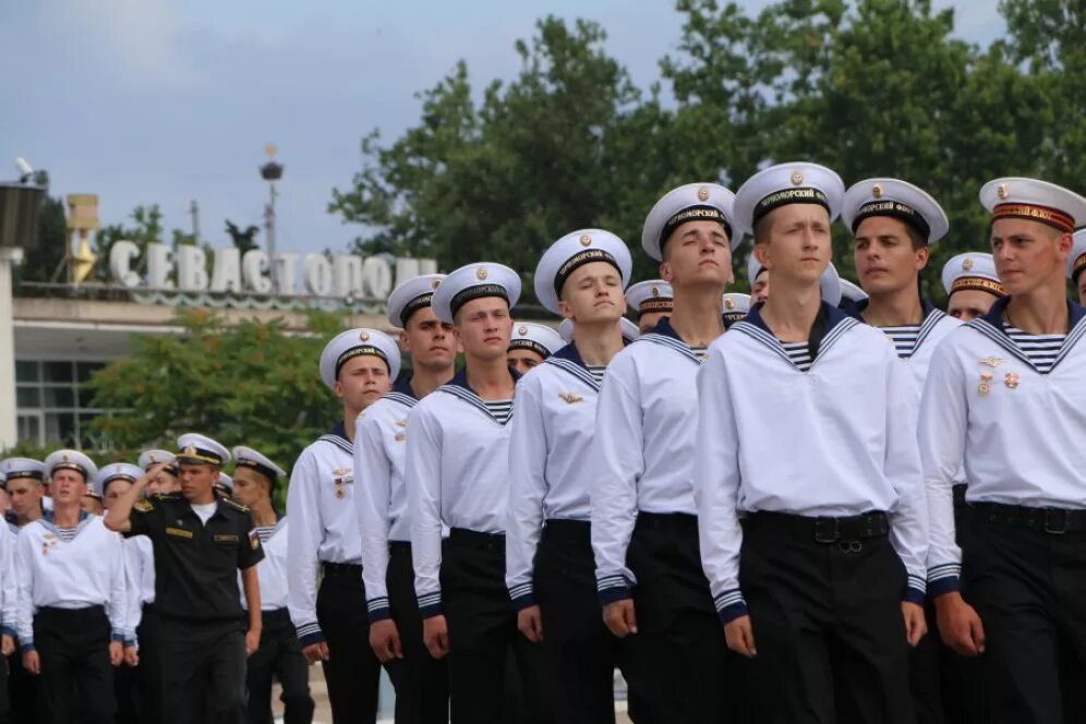 Морское кадетское нахимовское училище на кастанаевской. Матрос черноморского флота 2021 владивосток. Фланка вмф. Моряки на параде. 810 морская пехота севастополь.