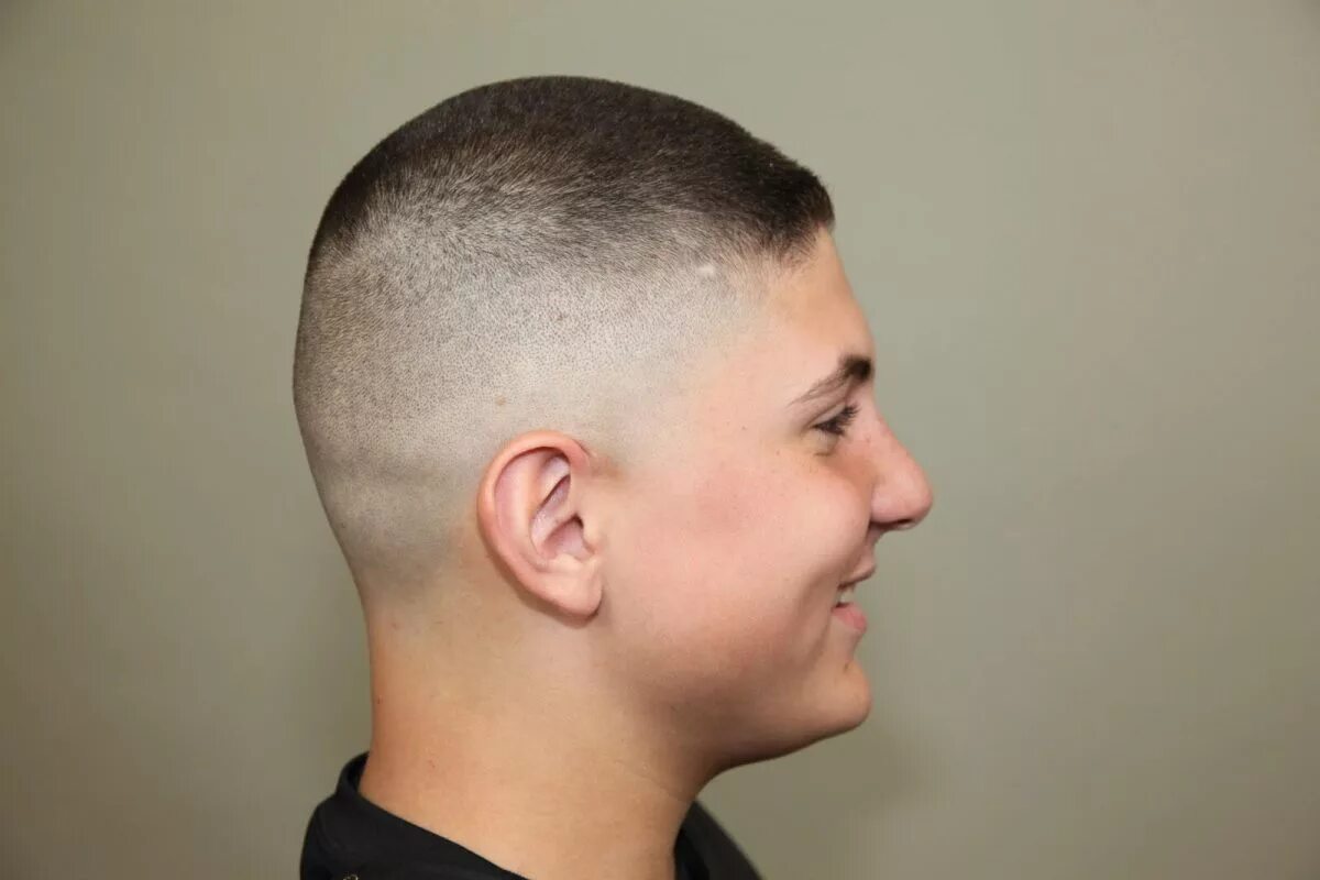 стрижка фейд милитари полубокс. стрижка машинкой по бокам. стрижка машинкой по бокам. короткие стрижки мужские под машинку. полубокс 3 и 6 мм.