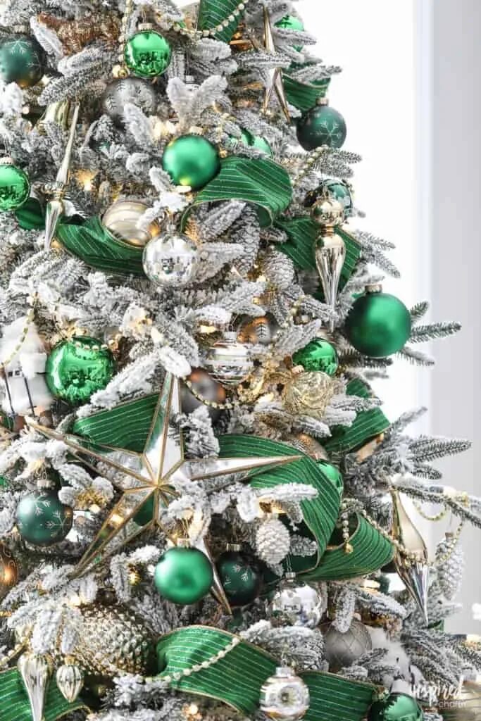 елка в зеленых тонах. украсить елку зелеными шарами фото. новогодняя елка с золотыми шарами. украсить елку зелеными шарами фото. новогодняя елка.