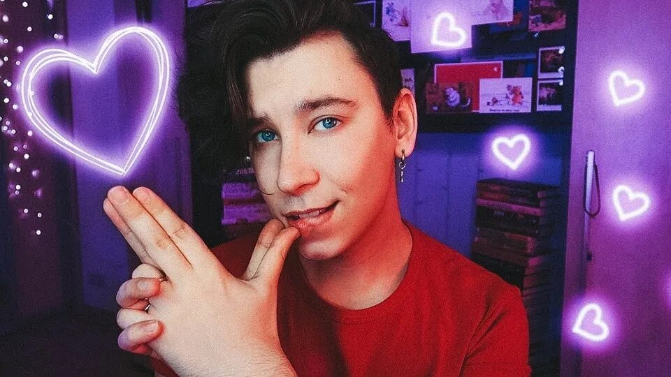 Энтони юлай. Энтони книжный блоггер. Энтони ю. Энтони ю. Энтони книжный блоггер.