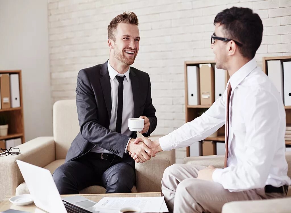 Client handshake. Бизнесмены переговоры. Успешные переговоры. Стили переговоров. Деловые люди на переговорах.