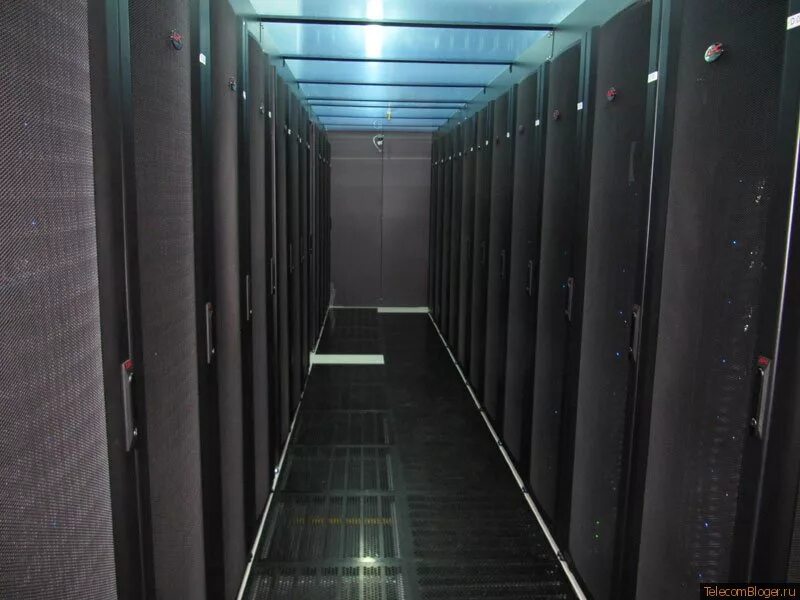 Горячий коридор цод. Цод гринбуш. Холодный коридор цод. Холодный коридор в серверной. Дата центр холодный коридор.