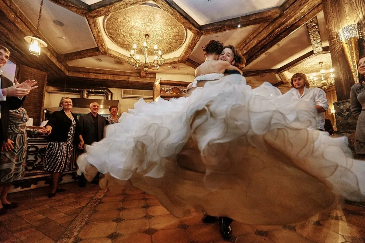Свадебный танец. Невеста в ресторане. Танцы на свадьбе. Свадебный танец молодоженов.