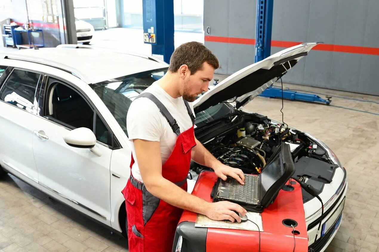 Принимаю автомобили. Автомеханик Nissan. Leakcheck автомобиля. Механик ГБО. Экология в автосервисе.