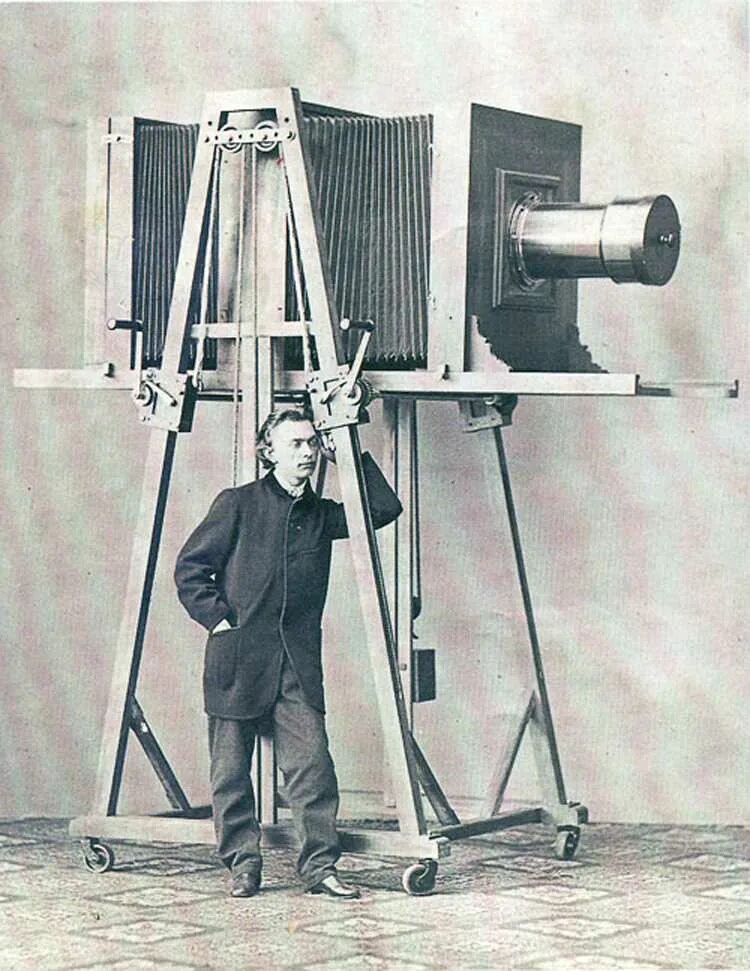 В каком году вышли камеры. Первый фотоаппарат. Самый первый фотоаппарат. Первый фотоаппарат в мире.