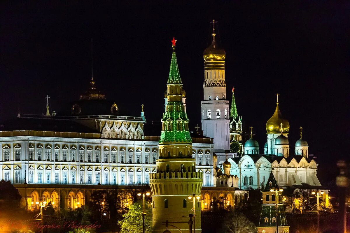 Сенатский дворец Московского Кремля площадь. Большой Кремлёвский дворец ночью. Ночной Кремль Москва. Московский Кремль ночью.