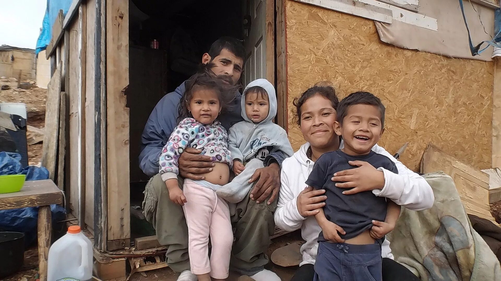 Семья в африке. Богатая мексиканская семья в америке. Urban refugees. Poor families. Бедность в мехико.