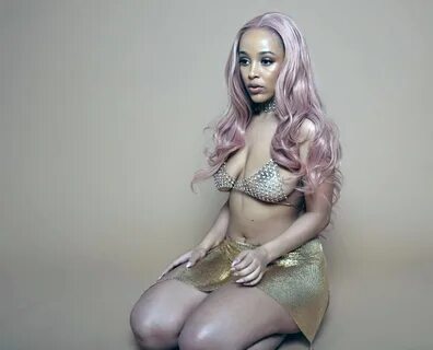 Check out the new collection of a few Doja Cat naked tits photos! 