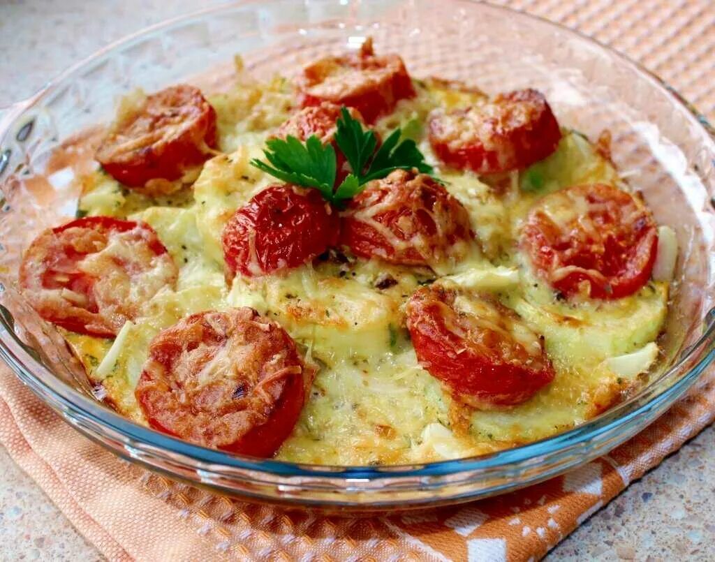 Запеканка пюре фарш помидоры сыр. Картофель с помидорами и сыром. картошка в духовке с сыром и помидорами. картофель с помидорами в духовке. кабачки под сыром.