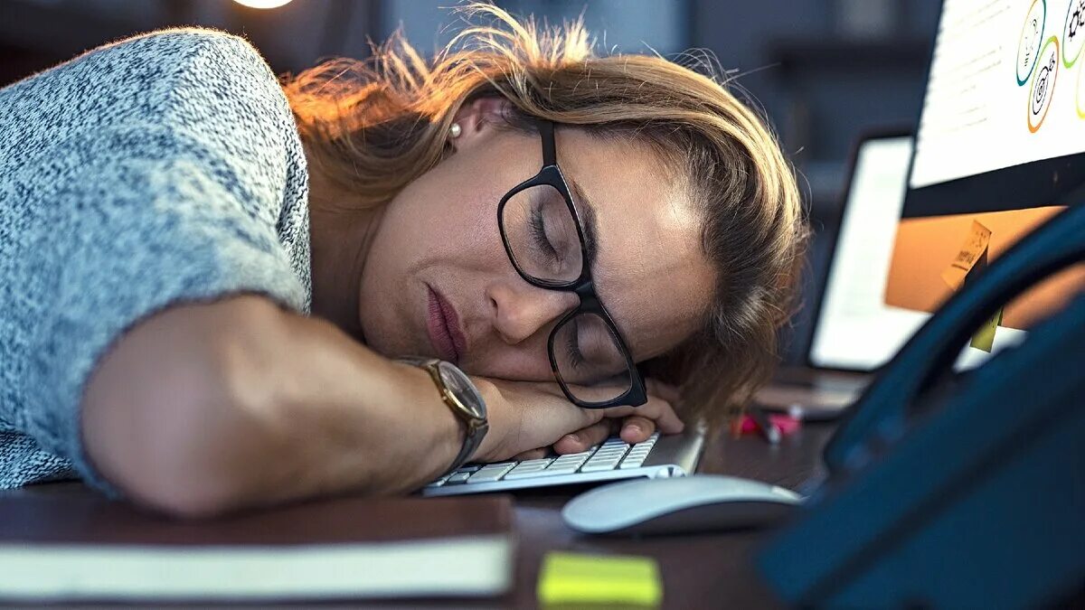 Сильная усталость. Уснула в очках. Sleeping glasses. Уставший подросток. Очки чтобы спать на работе.