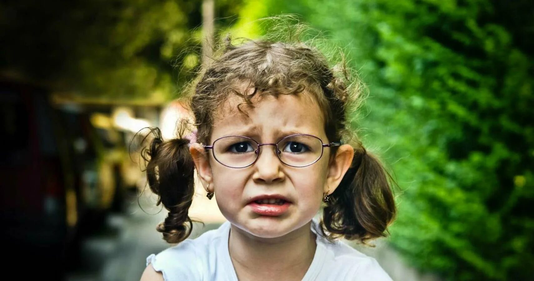 Недовольный взгляд девочки. Слые девочки подростки. Девушка подросток сердитая. Злая маленькая девочка. Включи злую девочку.