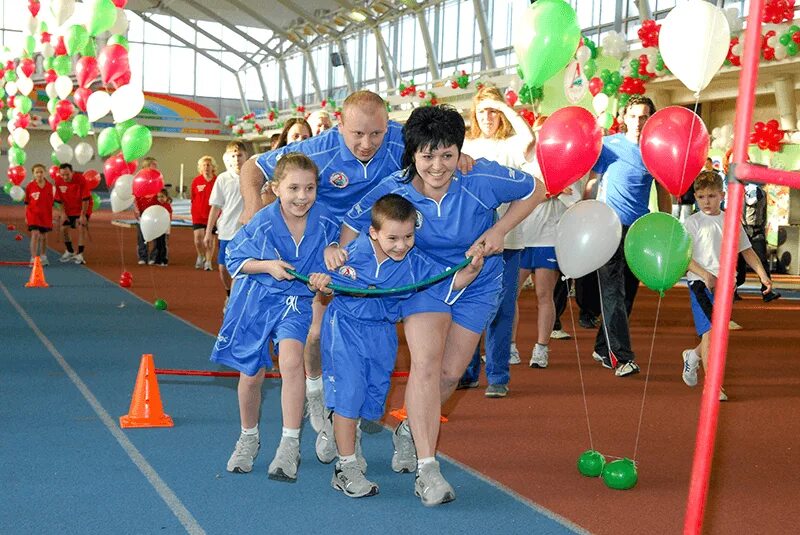 Спортивный праздник. Спортивные семейные соревнования. Спортивный праздник для детей. Семейный спортивный праздник.