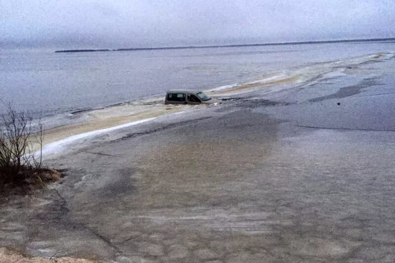 Выход на лед на рыбинском водохранилище. Рыбинское водохранилище разрушение льда весной. Машина провалилась под лед. Трещины во льду на Рыбинское водохранилище. Ездят по льду Рыбинского водохранилища.