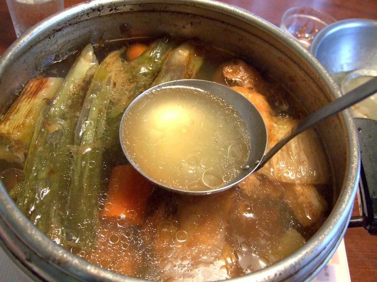 Почему бульон мутный. Мясной бульон. мутный бульон. бульон, отвар мяса. бульон мясной прозрачный.