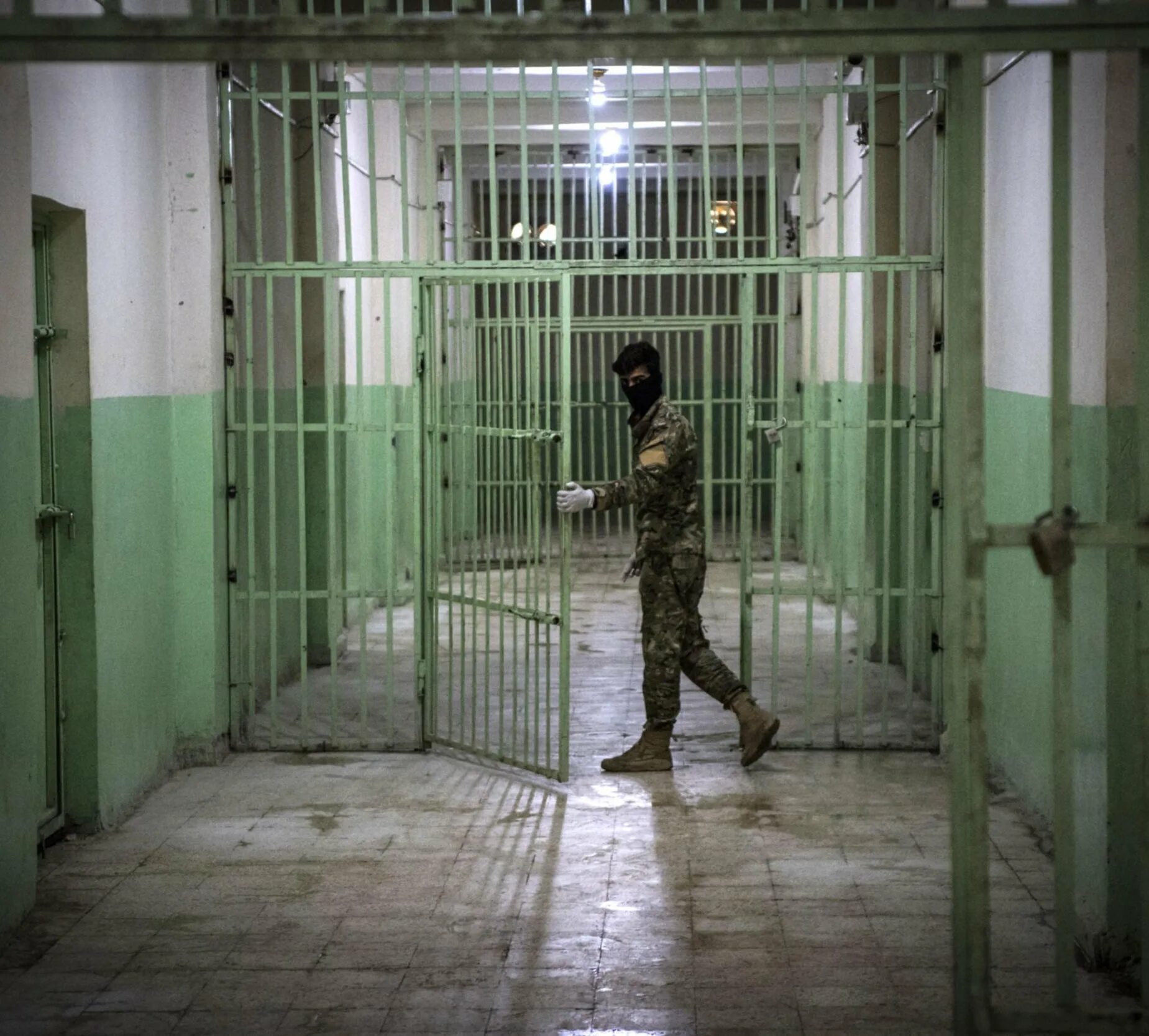 Террор в тюрьмах. Террор в тюрьмах. Обама тюрьма гуантанамо. Mara salvatrucha в тюрьме сан сальвадор. Террорист за решеткой.