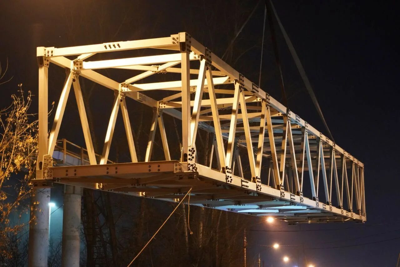 Длина пролета моста. Пешеходный мост Красноярск. Разрушенный мост Красноярск. Пролет моста. Пешеходные мостики стройка.