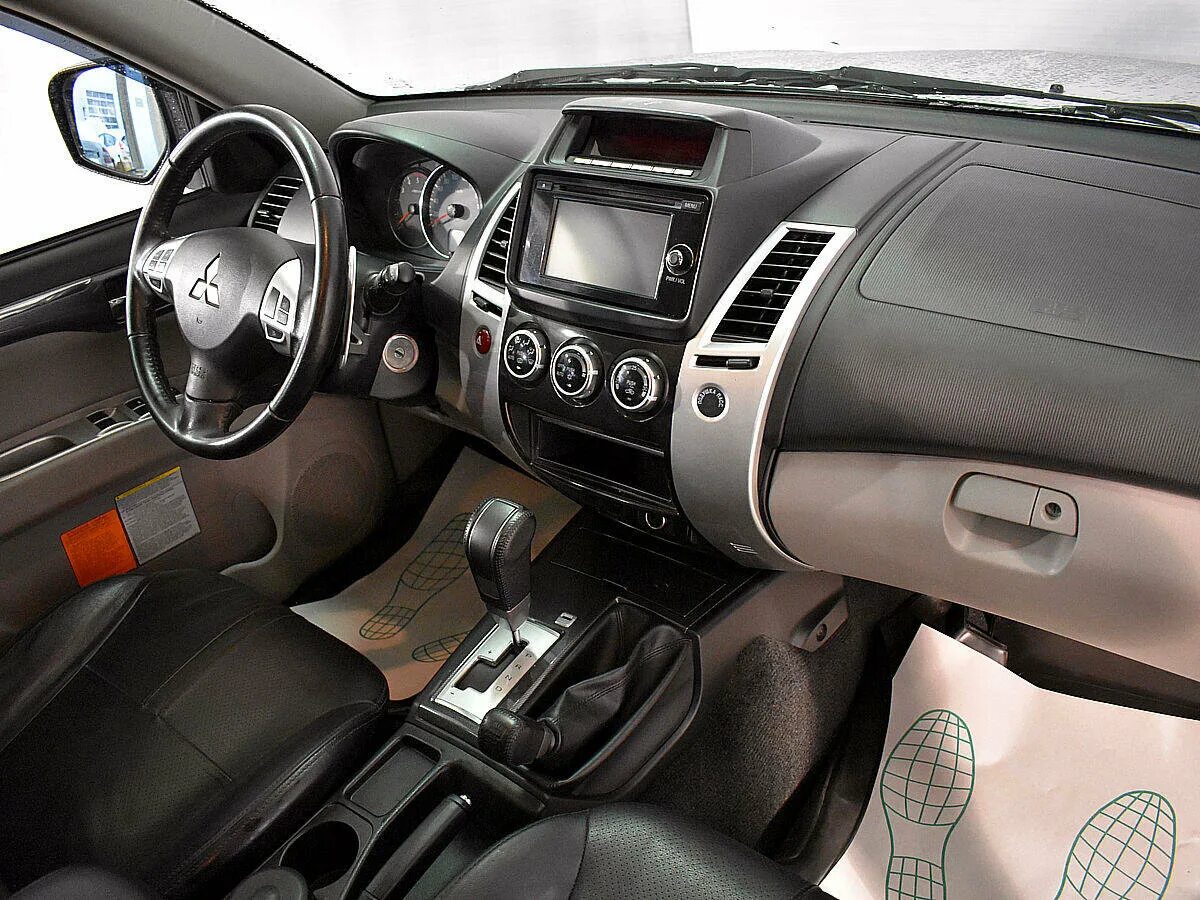 Панель pajero sport. Mitsubishi Pajero Sport 2 салон. Митсубиси Паджеро спорт 2014 салон. Торпедо Mitsubishi Pajero Sport 2. Pajero Sport 2015 салон.