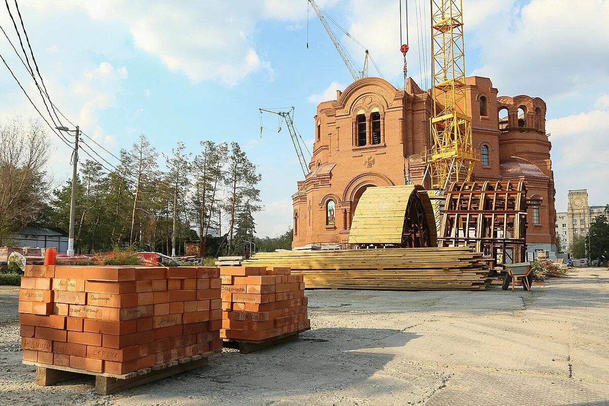 Стройка церкви. Храм на парковом пермь. Восстановление храма христа спасителя. Строящийся храм на улице мневники. Стройка церкви.