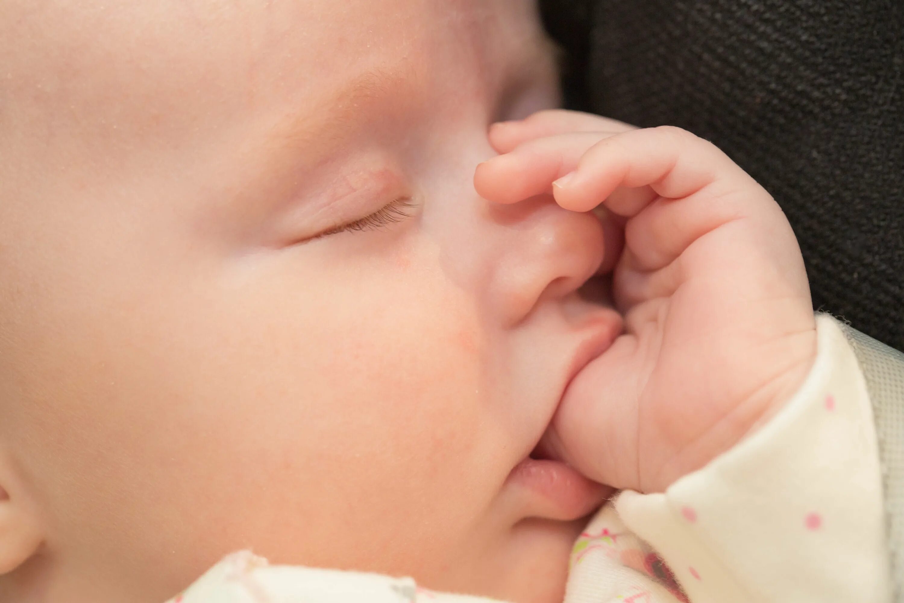 Рефлекс сосания. Сосательный рефлекс. Сосательный рефоекс у новоро. Сосательный рефлекс новорожденного. Малыш с пальцем во рту.