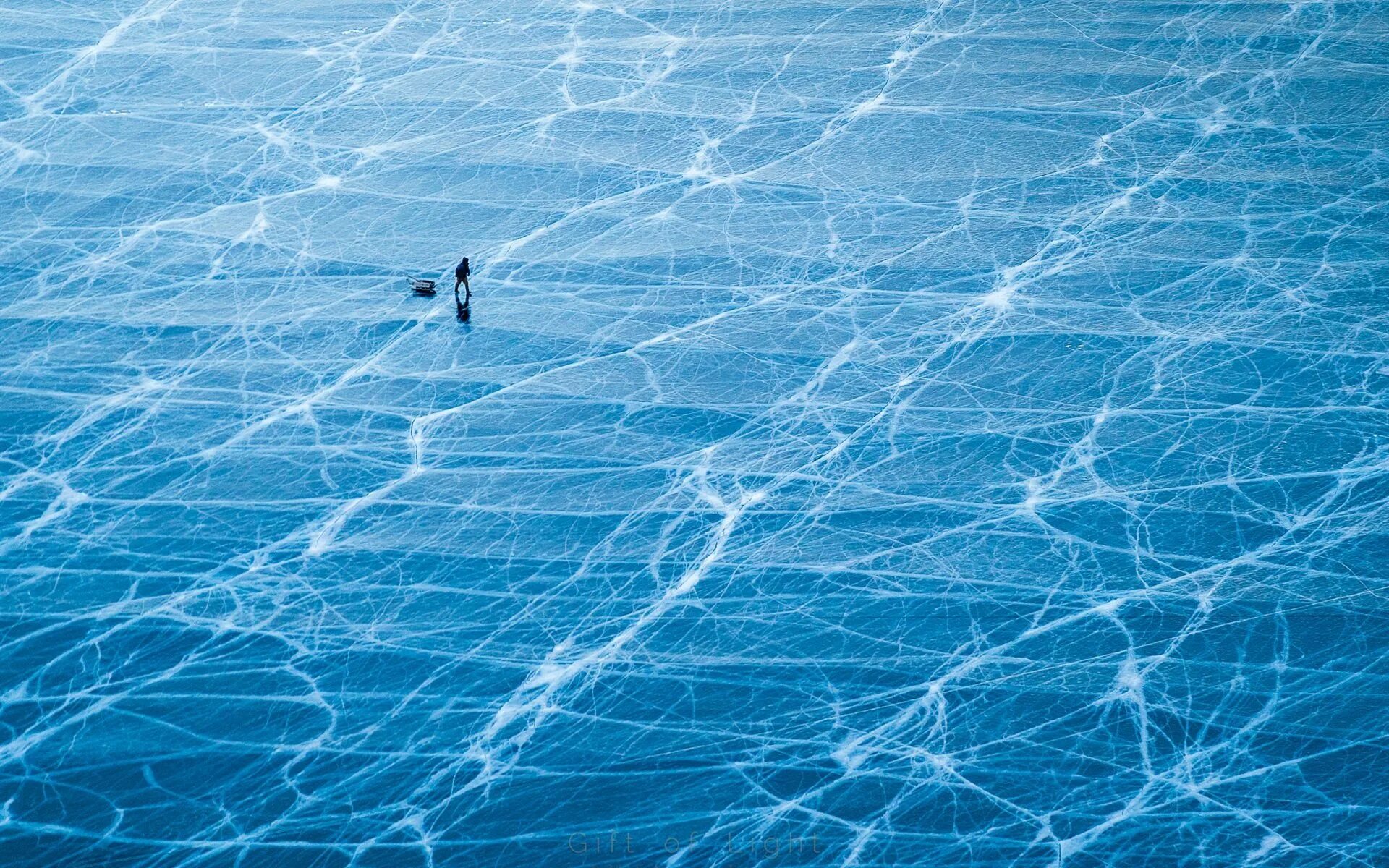 Лед Байкала. Поверхность льда. Голубой лед Байкала. Лед сверху.