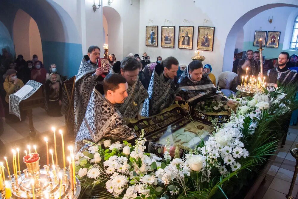 храм патриарха тихона волжский. храм святителя тихона волжский. храм тихона волжский. церковь на пушкина волжский. патриарх тихон храм.