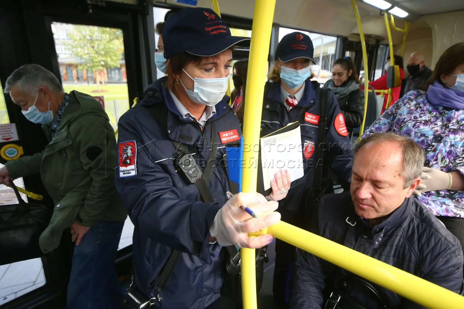 Moscow проверка. Контролеры Москва. Штраф без маски в Москве в метро. Контролеры в автобусе в Москве без масок. Штраф за отсутствие маски в метро.