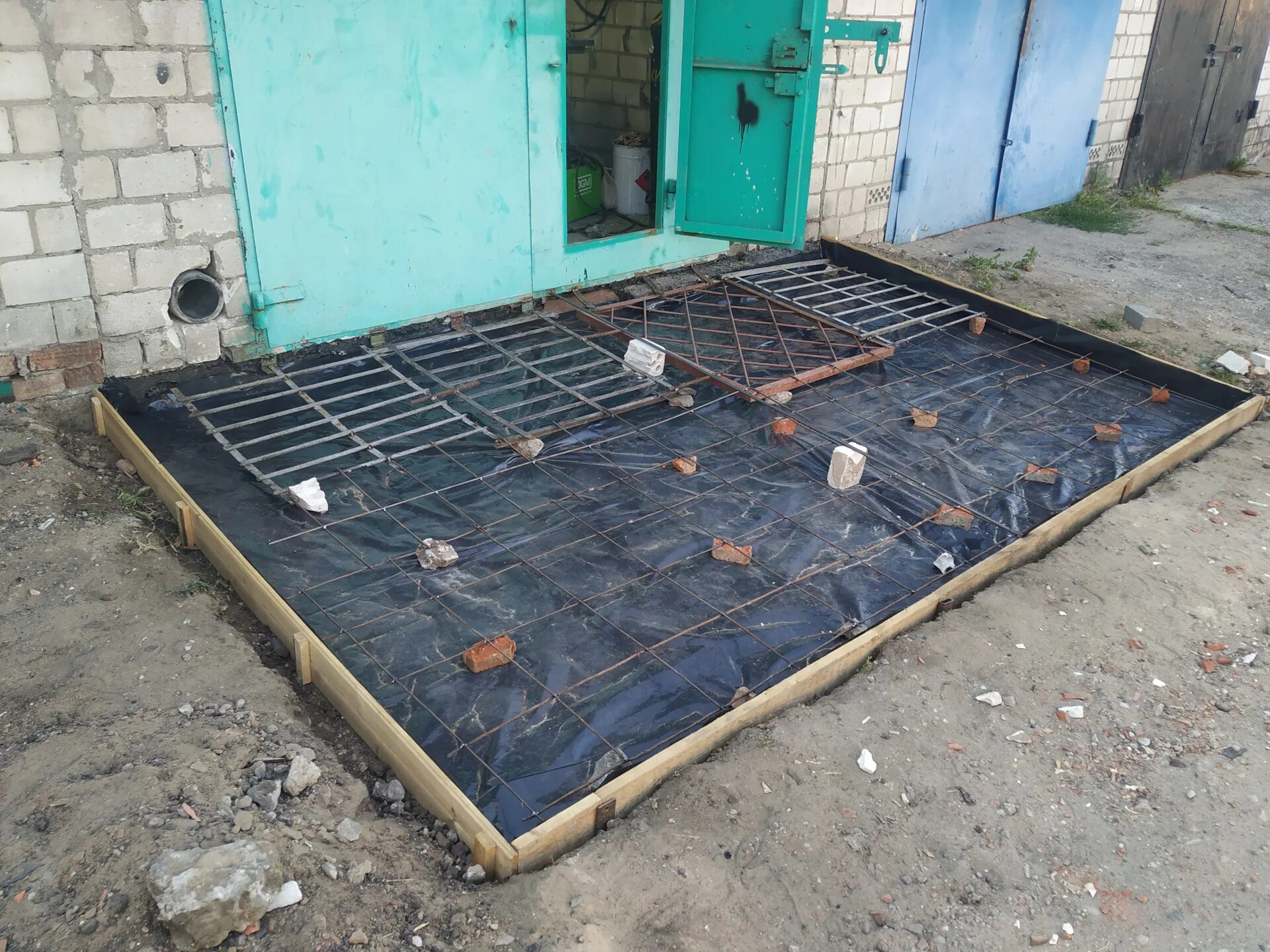 Как сделать въезд в гараж. Заезд в гараж. пандус в гараж. бетонирование площадки перед гаражом. бетонный заезд в гараж.