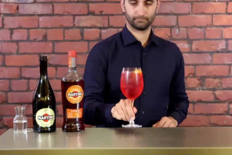 Мартини фиеро с шампанским. Мартини фиеро коктейль. мартини лаперитиво фиеро. мартини фиеро ивлеева коктейль.
