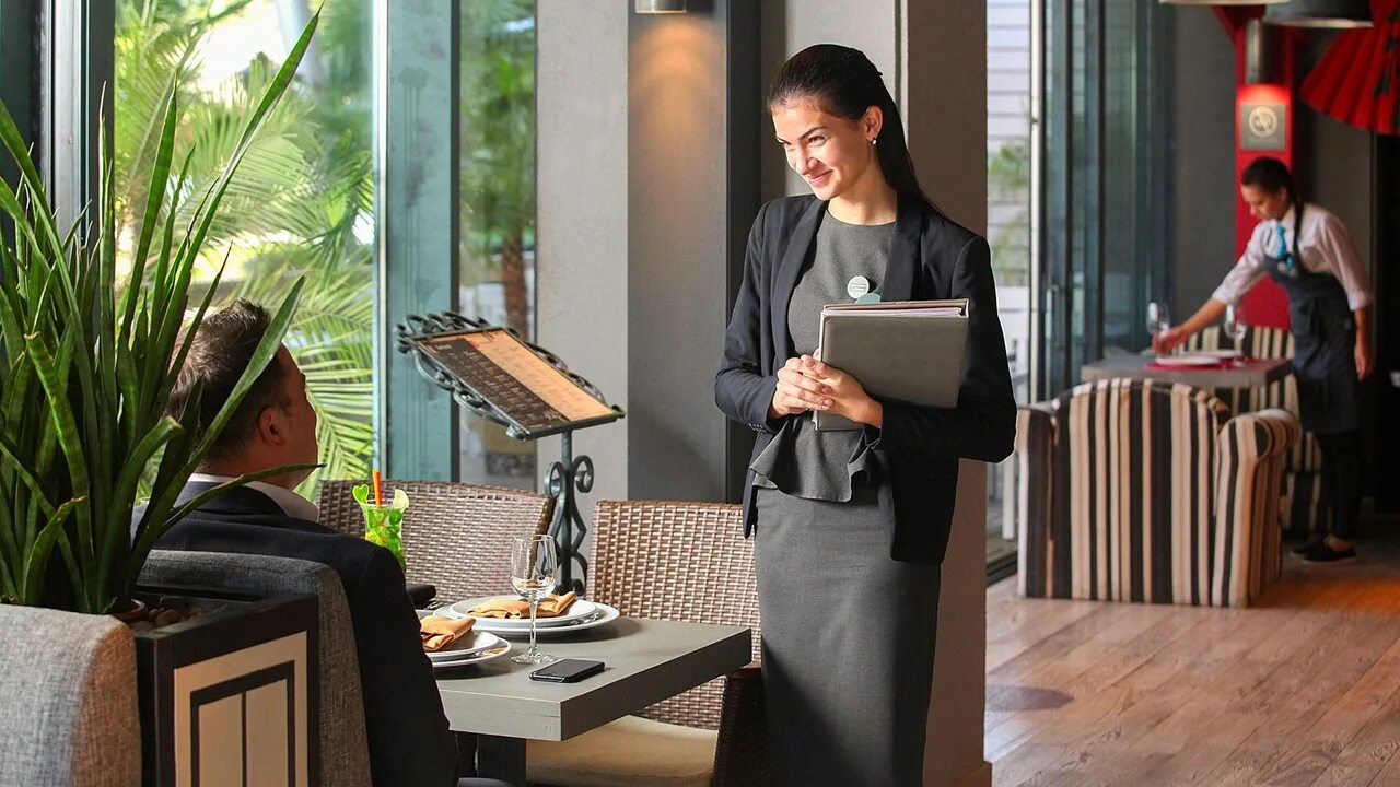 Официант в ресторане. Девушки хостес на мероприятие. Девушки хостес. Хостес. Официантка.