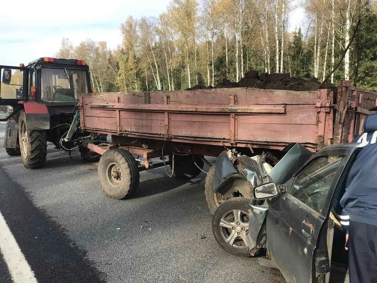 Происшествия в смоленской области. ДТП на м1 в Смоленской области в Гагаринском районе. Прицеп трактора ДТП. ДТП В Гагаринском районе Смоленской области. ДТП С участием трактора в Рогачев.