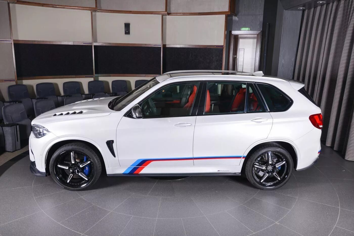 Bmw x5 цвета. BMW x5m f85. BMW x5m White. BMW f15 m пакет. BMW x5 спорт.