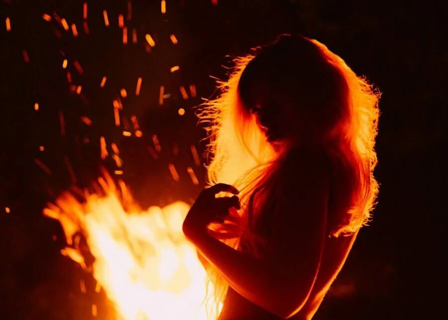 Девушка горит. Горю в огне. Огонь в душе. Красивая девушка в огне.