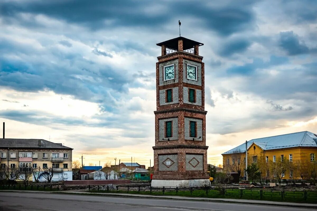 Город татарск какая. Татарск Новосибирская область. Башня с часами Татарск Новосибирская область. Г.Татарск Новосибирской области достопримечательности. Башня с часами, г. Татарск.