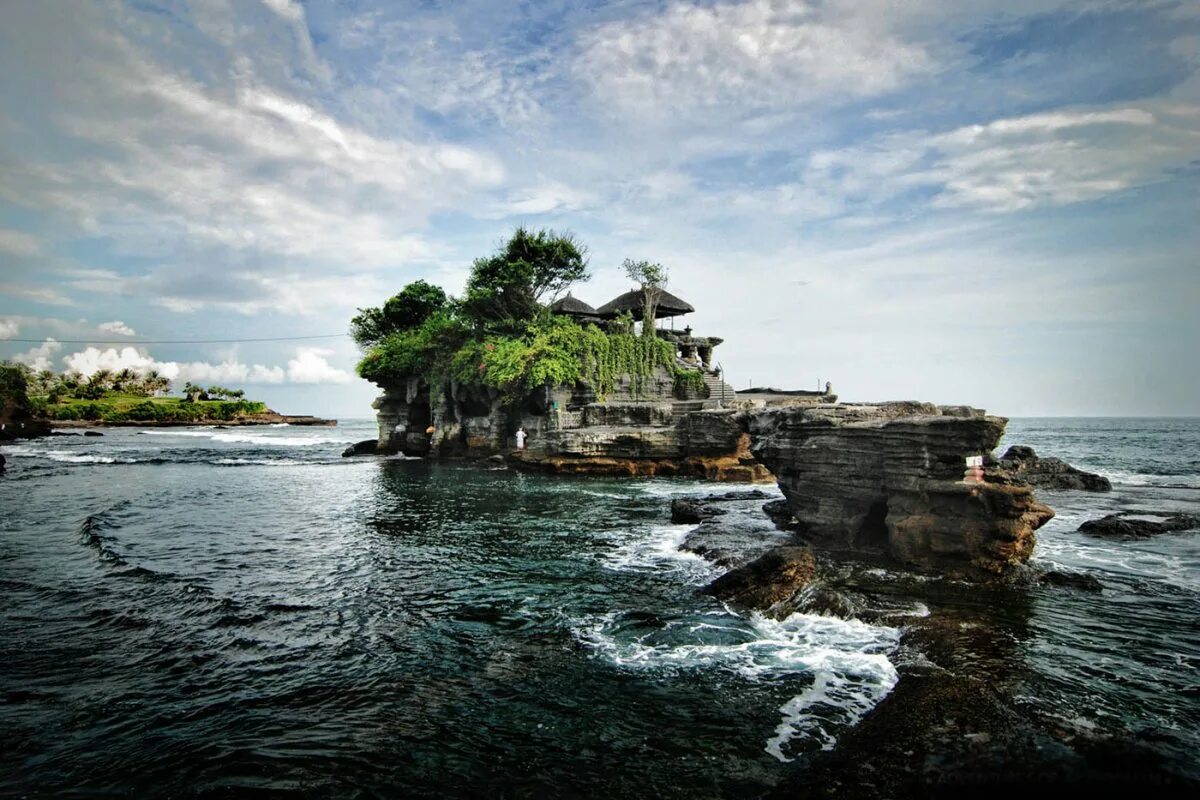 Индонезия храм Танах лот. Tanah lot Бали. Пура Танах лот Бали. Храм Пура Танах лот остров Бали Индонезия. Время бали индонезия