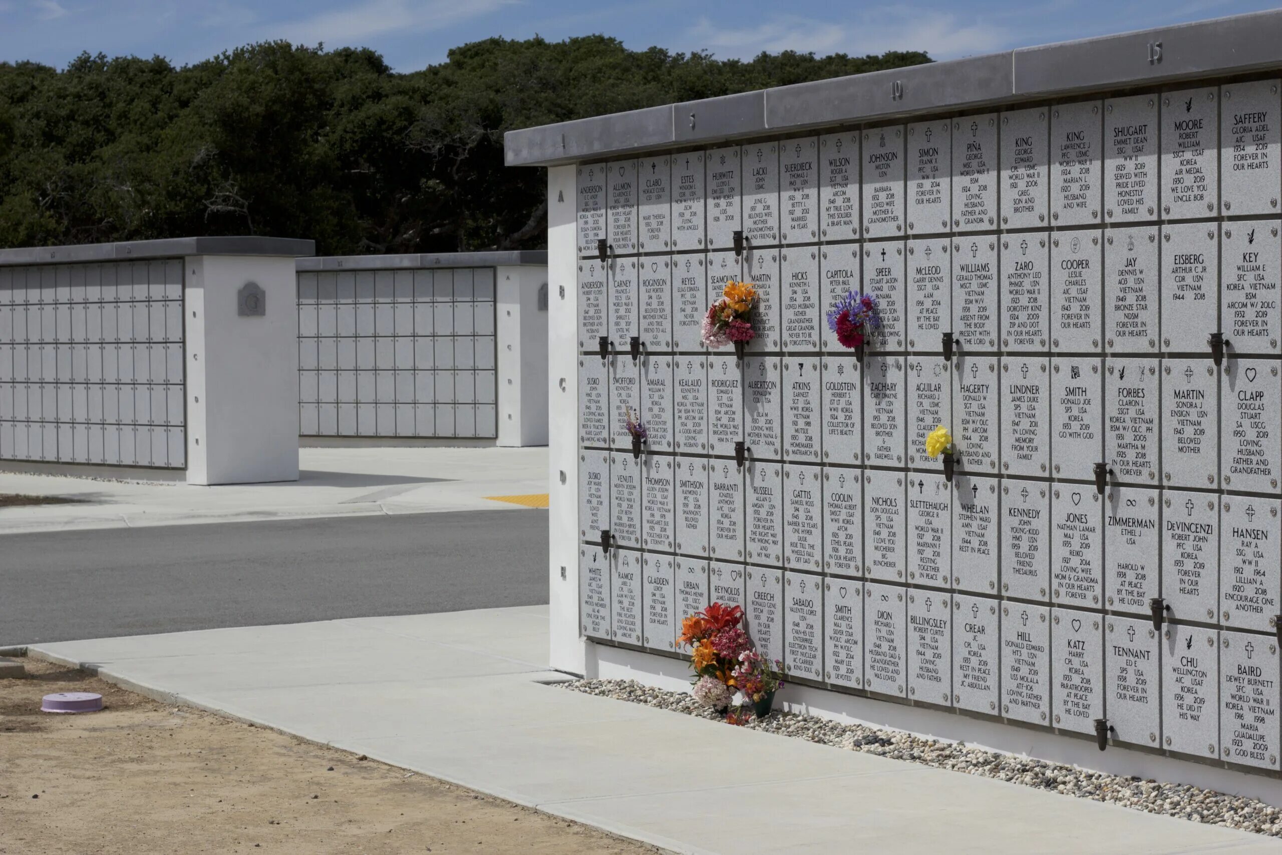 Могила зои космодемьянской в петрищево. Бельский район деревня плоское мемориал. Как называется место захоронения. Как называется место захоронения. Надмогильные памятники кладбище в европе.