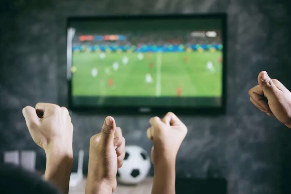 Sport do you watch on tv. Футбол по телевизору. Телевизор футбол. Футбол по телевизору семья. Телевизор с футболом картинка.